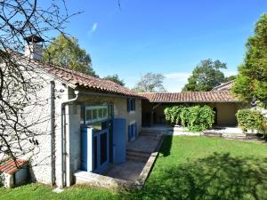 Maisons de vacances Quaint Holiday Home in Lusignac with Swimming Pool : photos des chambres