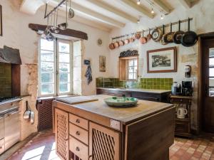 Maisons de vacances Mansion in Sourzac with Private Pool : photos des chambres