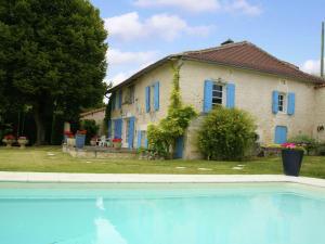 Maisons de vacances Quaint Holiday Home in Lusignac with Swimming Pool : photos des chambres