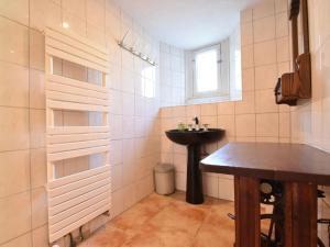 Maisons de vacances Quaint Holiday Home in Lusignac with Swimming Pool : photos des chambres