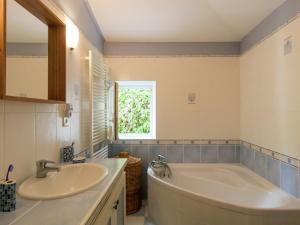 Villas Villa in Saint Nexans with Private Heated Pool : photos des chambres