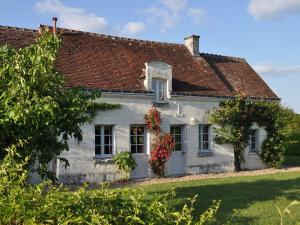 Spacious Holiday Home in ChambourgsurIndre with Pool