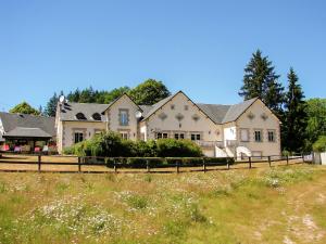 Cozy Holiday Home in Ambrugeat with Private Garden