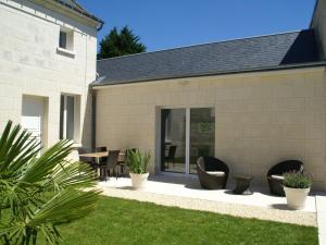 Luxury holiday home with lawn in Beaumont en V ron near Chinon