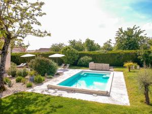 Spacious Cottage with private pool in Villiers-Couture