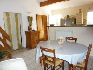 Maisons de vacances A beautiful completely renovated village house with private swimming pool : photos des chambres