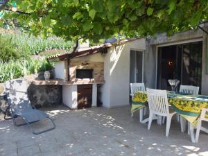Maisons de vacances A beautiful completely renovated village house with private swimming pool : photos des chambres