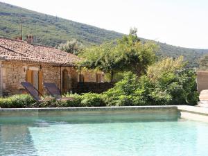 Maisons de vacances Stylish Holiday Home in Lacoste with Swimming Pool and airco : photos des chambres