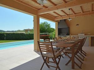 Villas Luxury villa with heated private swimming pool in grounds walking distance from Malauc ne : photos des chambres