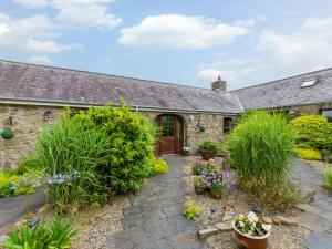 Charming holiday home in Haverfordwest with Barbecue