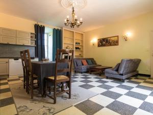 Maisons de vacances Very spacious cottage with a separate guest house on a medieval domain : photos des chambres