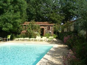 Charming Holiday Home in Les Brouzils with Swimming Pool