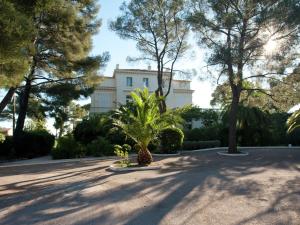 Apartment in villa with pool and beach access