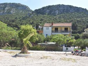 Spacious and modern apartment directly on the beach in Klek 70 km away from Dubrovnik