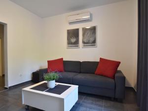 Spacious and modern apartment directly on the beach in Klek 70 km away from Dubrovnik