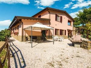 Superb Farmhouse in Apecchio Marche with Jacuzzi