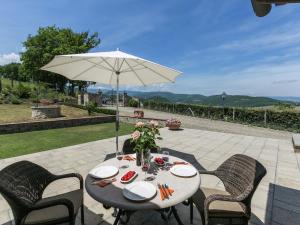 Spacious Mansion in Poppi with Pool