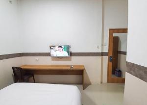 RedDoorz Syariah near Kota Cinema Mall Jatiasih