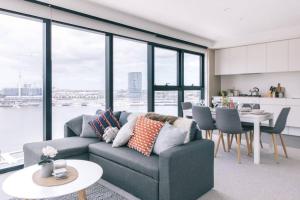 Docklands 2BR Apartment with Parking