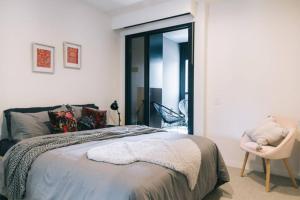 Docklands 2BR Apartment with Parking