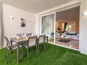 VACATION MARBELLA I Jardines de Ventura del Mar, Walk to Puerto Banus Marina, A minute from the beach, Groundfloor, Family Friendly and Pool