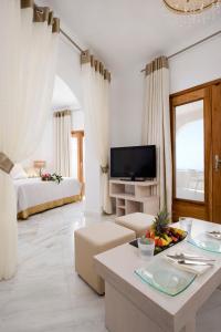 Gold Suites - Small Luxury Hotels of the World Santorini Greece