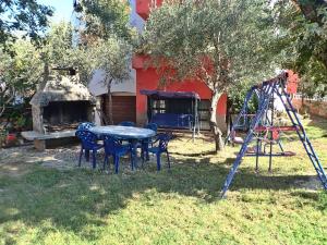 Apartment and rooms JAZ 100 m from pebble beach