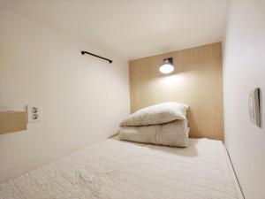 Giường Tầng Trong Phòng Ngủ Tập Thể Cho Nữ  (Bunk Bed in Female Dormitory Room  )