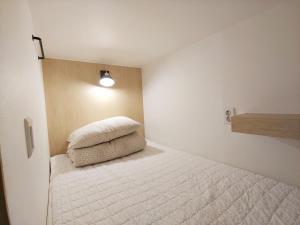 Giường Tầng Trong Phòng Ngủ Tập Thể Cho Nữ  (Bunk Bed in Female Dormitory Room  )