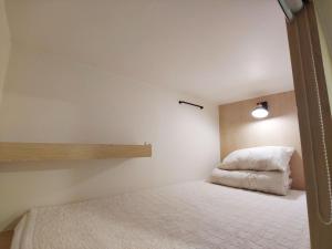 Giường Tầng Trong Phòng Ngủ Tập Thể Cho Nữ  (Bunk Bed in Female Dormitory Room  )