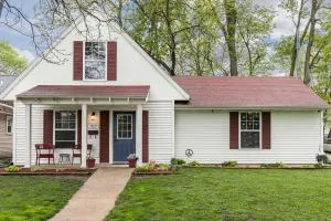 Cozy Cedar Rapids Pad - 2 Blocks to Mercy Care! - Marion