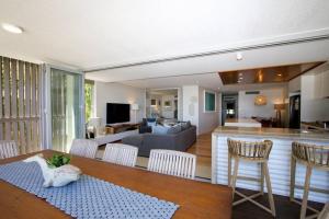 Waves 8 - Beachfront with pool