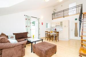 A2- Dream, separate entrance, in A Stone-built House, close to the Sunset beach 