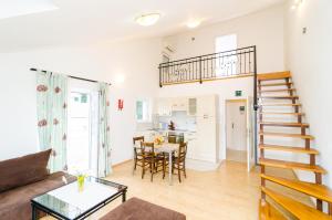 A2- Dream, separate entrance, in A Stone-built House, close to the Sunset beach 