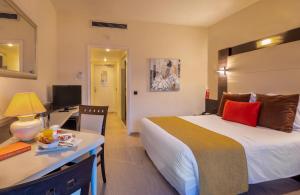 Hotels The Originals City, Hotel Galaxie, Nice Aeroport : Chambre Double ou Lits Jumeaux avec Balcon