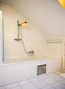 2BR Apartment for 6 with Private Terrace near city center & Metro U2
