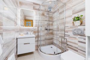 Góralski Domek Skibówki Zakopane by Renters