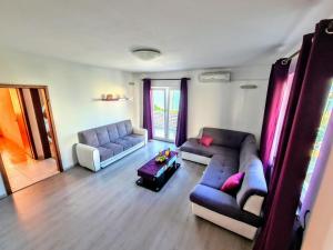 Three-Bedroom Apartment with Terrace and Sea View room in Apartments by the sea Slatine Ciovo - 18481