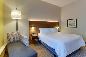 King Room with Hearing Accessible Roll In Shower - Non-Smoking room in Holiday Inn Express & Suites - Saugerties - Hudson Valley an IHG Hotel