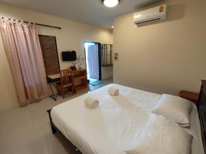 Koh Jum Bungalow & Hostel