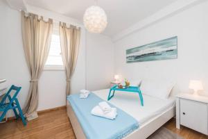 Blue sky, modern sea view apartment 
