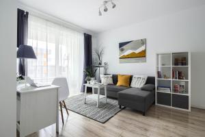 M&R Apartament Airport&Business Premium Komputerowa - underground garage - free WiFi - Netflix - self check-in - 5 min from Chopin Airport