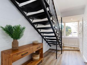 The Norburn, 3 Norburn Avenue - aircon, wifi, boat parking, close to water & clubs