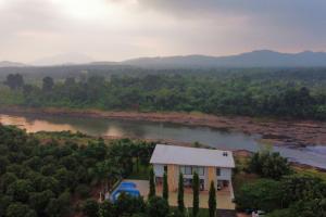 StayVista at Shubmann Villa with Pvt Pool & River View