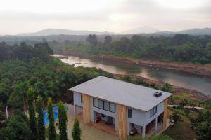 StayVista at Shubmann Villa with Pvt Pool & River View