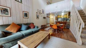 Three-Bedroom Apartment room in Mammoth Reservations