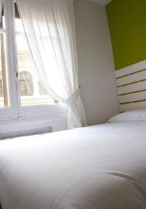 Small Single Room with Private Bathroom room in Hostal Boreal Mistral