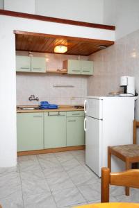 One-Bedroom Apartment with Balcony room in Apartments by the sea Drvenik Donja vala Makarska - 6658