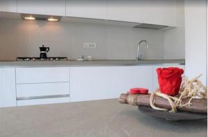 Joyful sea-view apartment with beach place