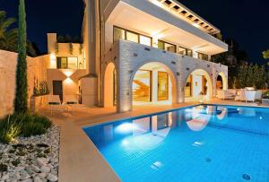 Luxury Beachfront Villa Silvery Moon with private pool, jacuzzi, sauna and gym on Brac island - Sumartin